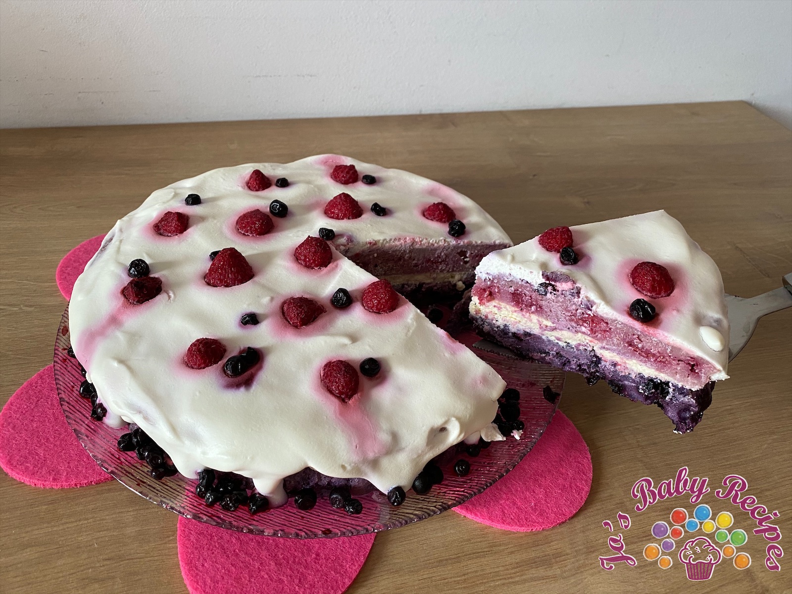 Cake with fruits and mascarpone cream