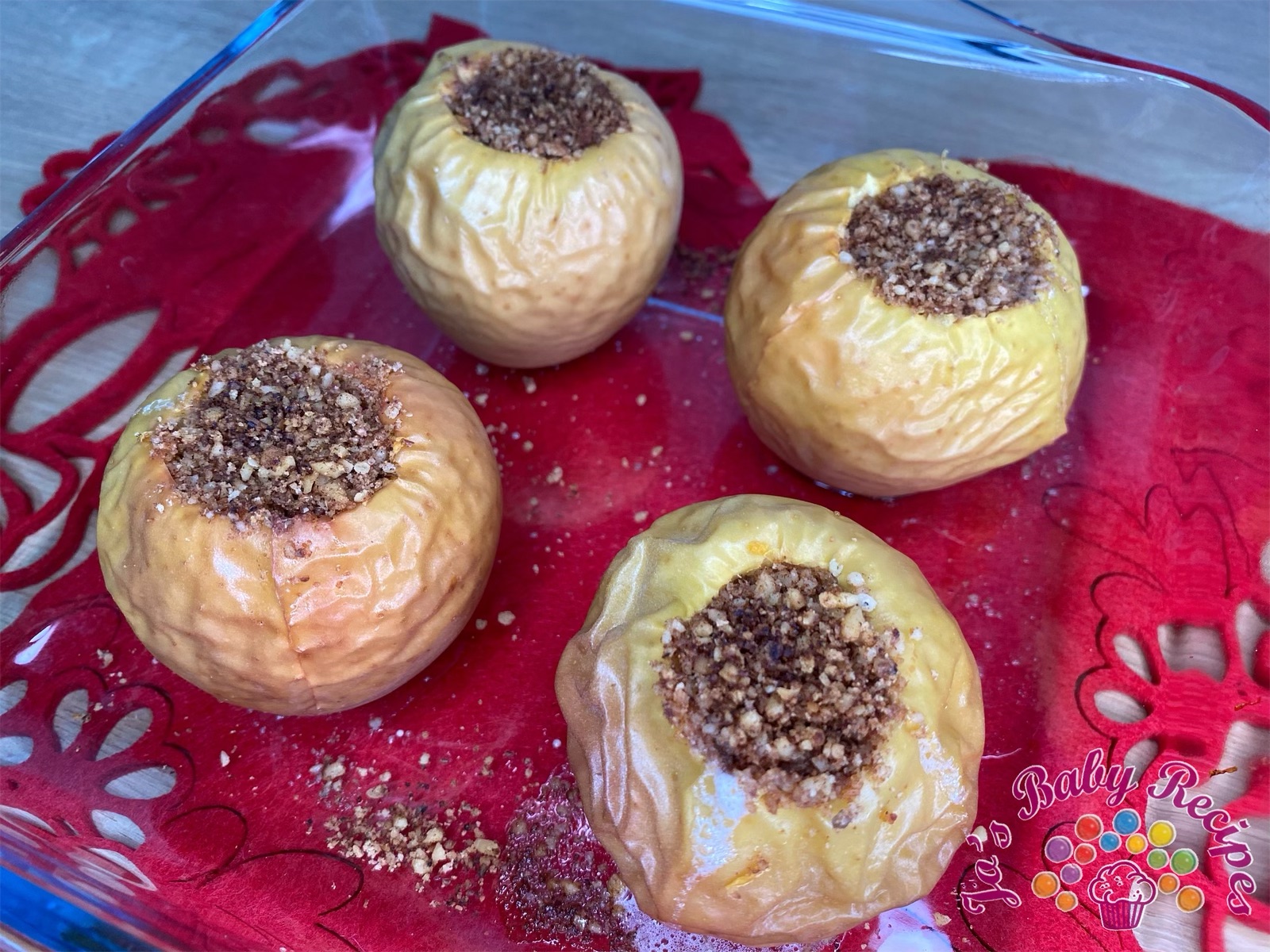 Apples in the oven stuffed with winter spices