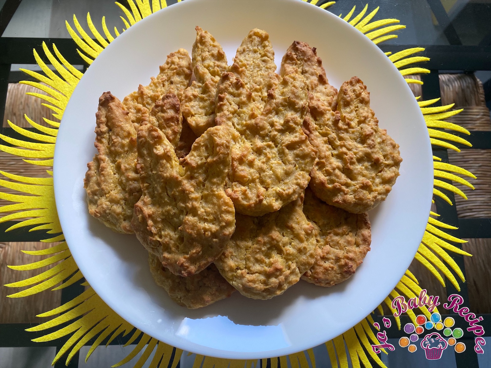 Biscuits with mango and oatmeal flakes