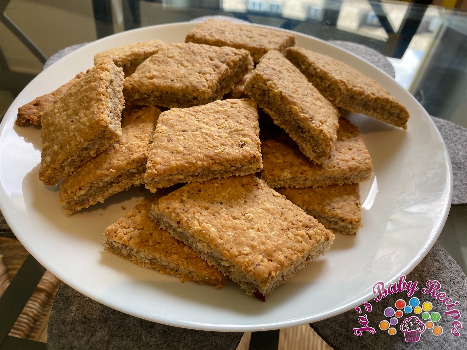 Baby friendly biscuits with oat meal flakes and nuts