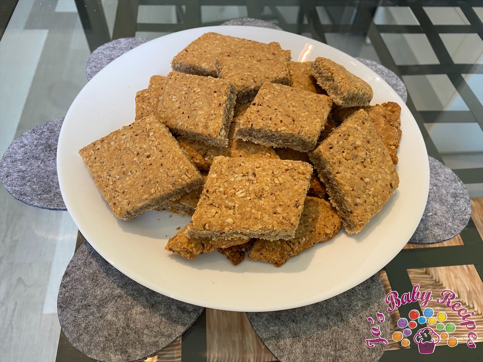 Baby friendly biscuits with oat meal flakes and nuts