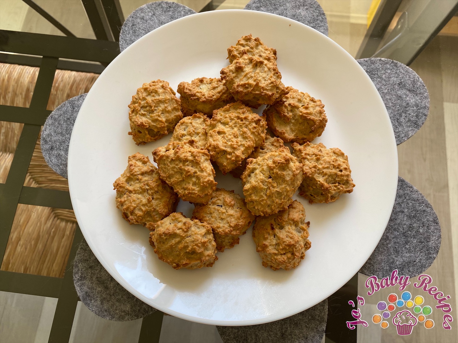 Baby friendly biscuits with oatmeal flakes and pear