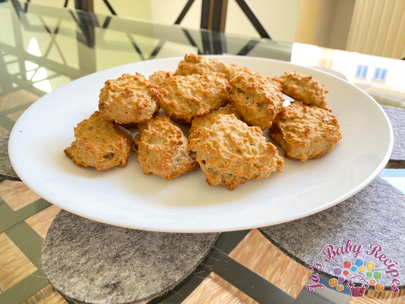 Baby friendly biscuits with oatmeal flakes and pear