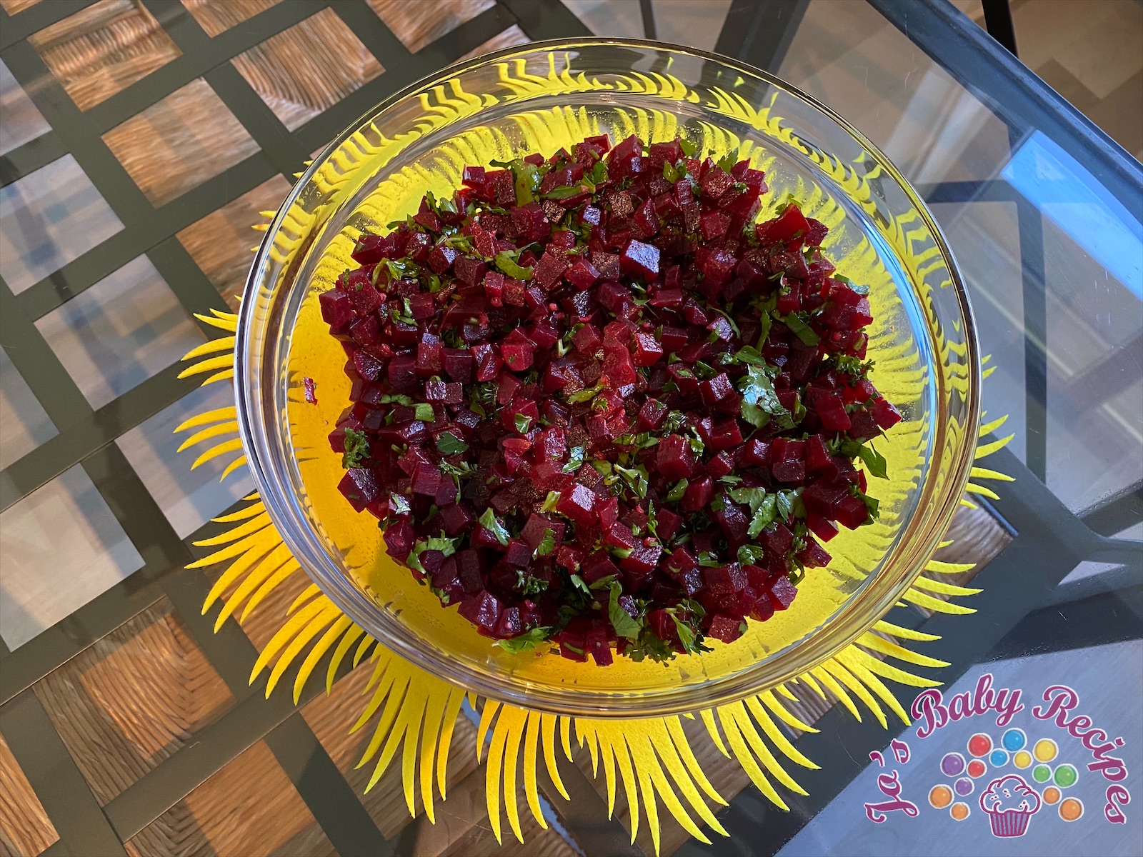 Salata de sfecla rosie cu usturoi si patrunjel pentru bebelusi