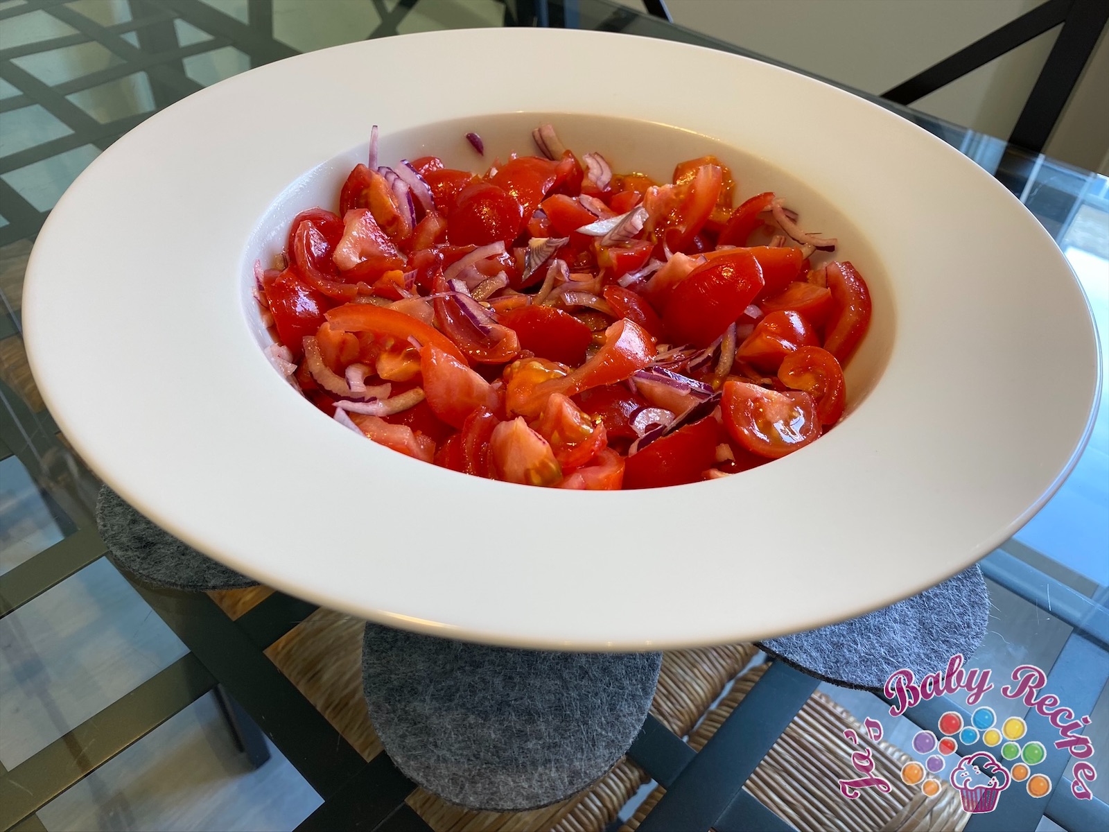 Salata de rosii cu ceapa rosie pentru bebelusi