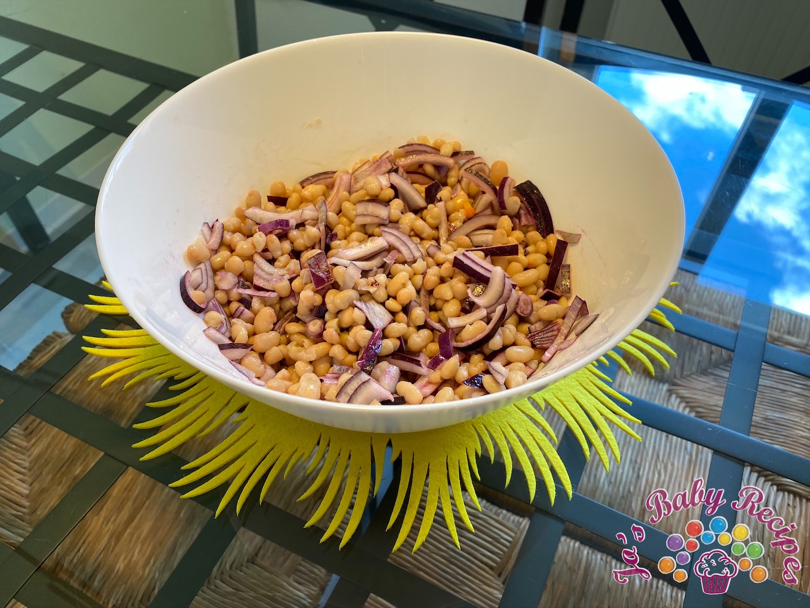 Baby friendly beans salad with red onion