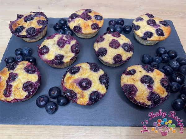 Muffins with semolina, yogurt and baby blueberries
