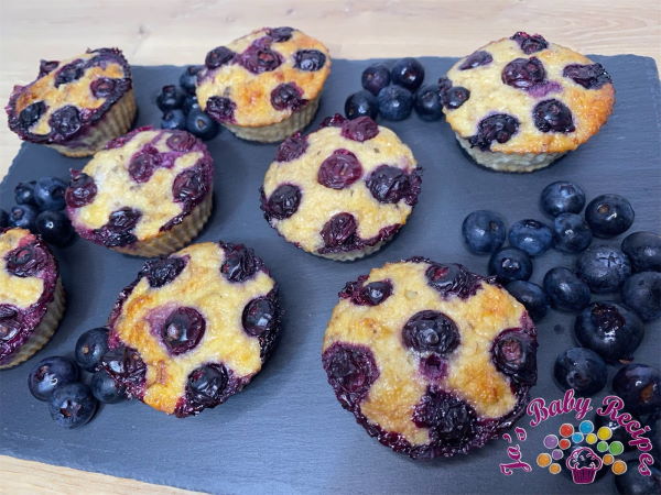 Muffins with semolina, yogurt and baby blueberries