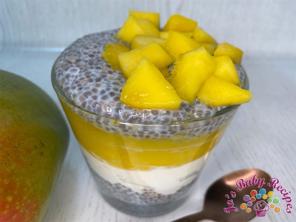 Budinca de chia cu mango, iaurt grecesc si piure de mango pentru bebelusi