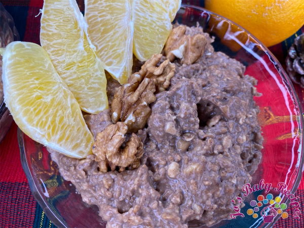 Porridge of oatmeal with carob and oranges for babies