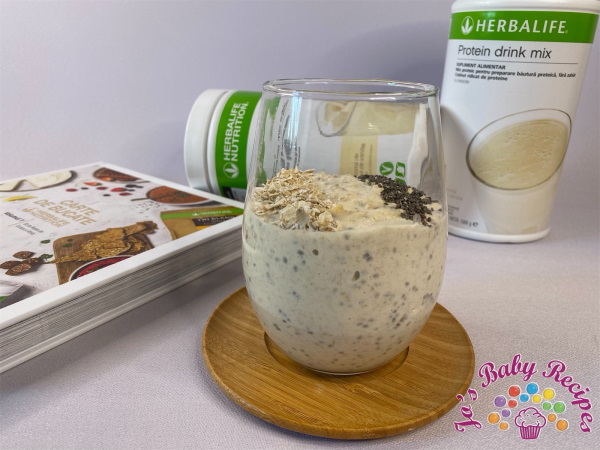 Protein pudding with yogurt, chia and oatmeal