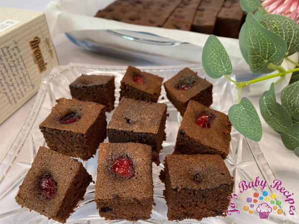 Brownie with sour cherries