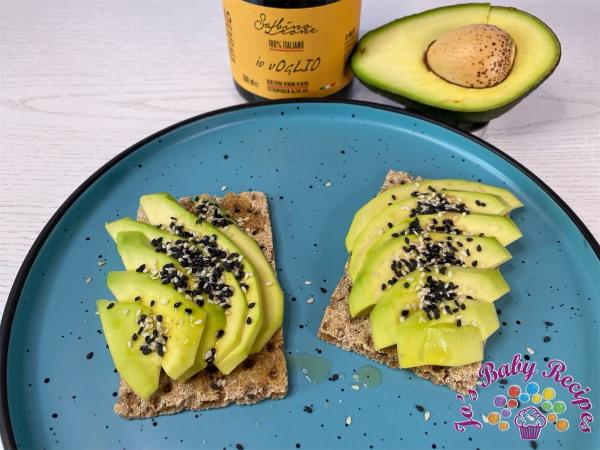 Crackers with avocado and olive oil