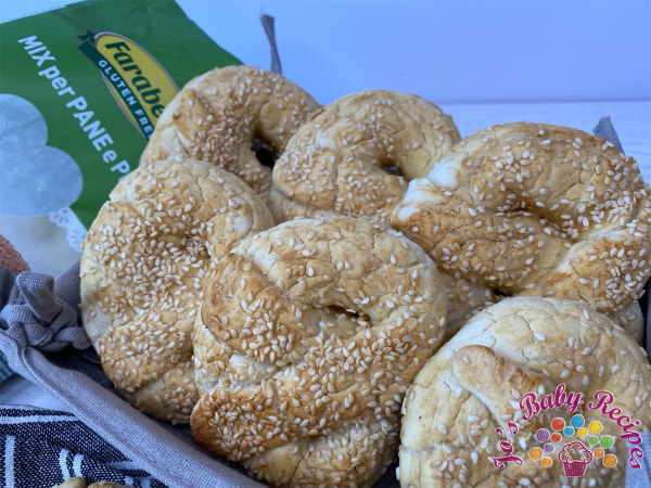Pretzels with sesame from the mix of flours for pizza and bread