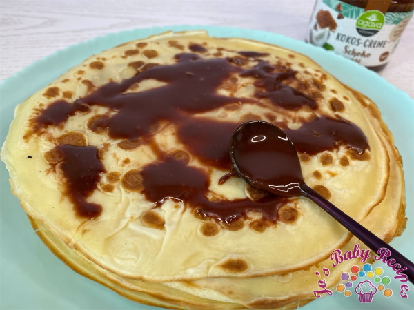 Pancakes with coconut spreadable cream with chocolate
