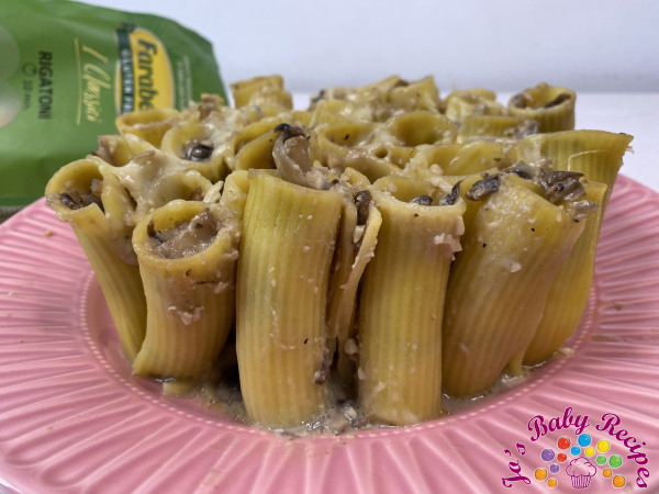 Rigatoni with mushrooms and white sauce