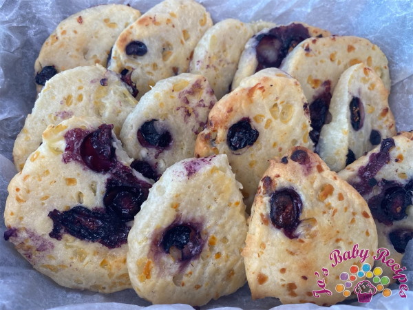 Mascarpone biscuits and blueberries for babies