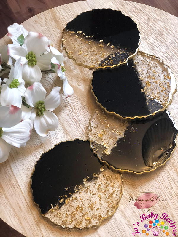 Set of 4 round black ribs with gold from resin, PWE-12