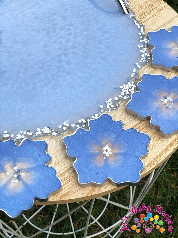 Set tava rotunda si 4 coastere floare bleu din rasina, PWE-31