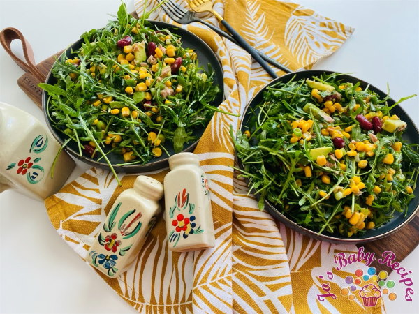 Salata de rucola cu porumb dulce si ceapa verde