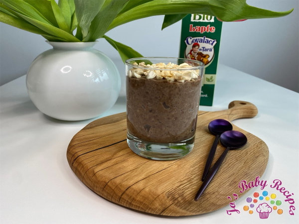 Chia pudding with peanut butter and cashews