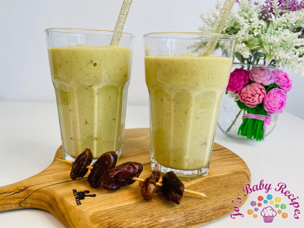 Smoothie with avocado and dates