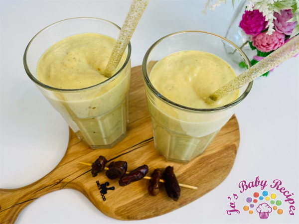 Smoothie with avocado and dates